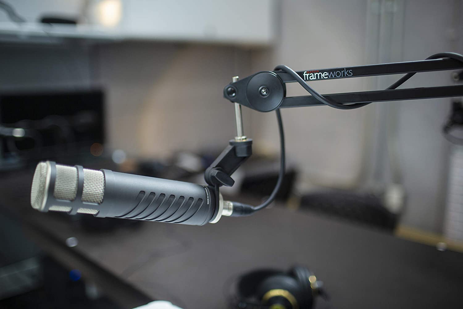 3 Pack Gator Frameworks Deluxe Desk-Mounted Broadcast Microphone Boom Stand for Podcasts & Recording - GFWMICBCBM2000 - Pro-Distributing
